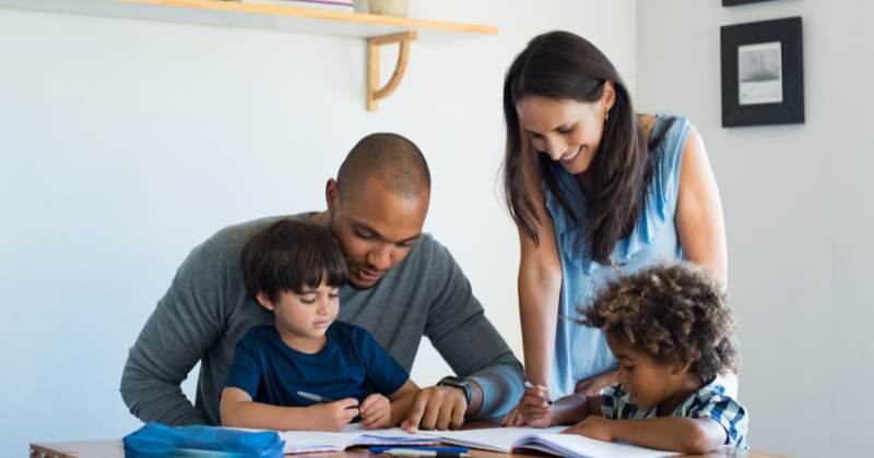 Família unida simbolizando o vínculo socioafetivo entre padrasto, madrasta e enteado.